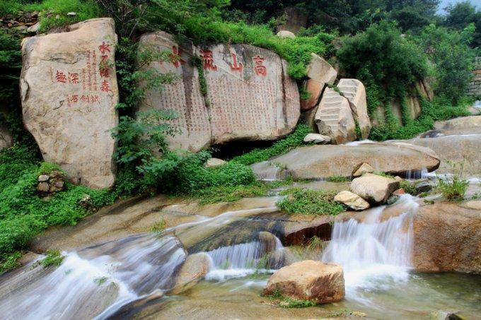 海南三亚:绿海龟受伤搁浅沙滩,民警及时救助放生